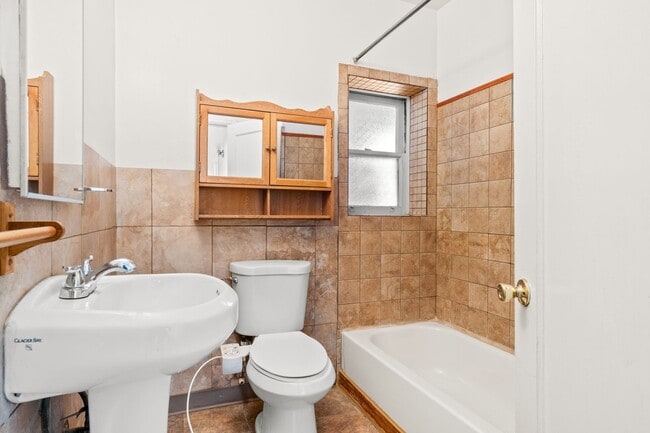 Building Photo - Charming Oakland Oasis with Detached Works...