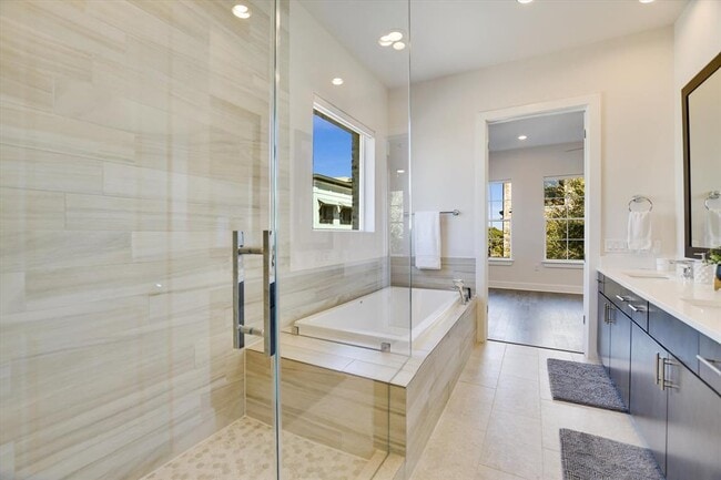 Building Photo - 1301 Town Creek Dr