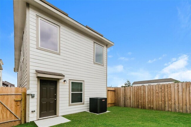 Building Photo - 15258 Estrella Rd W