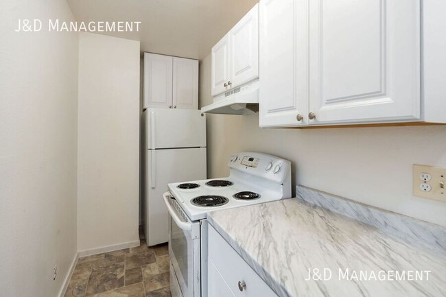 Building Photo - Gorgeous New Remodeled Apartment in North ...