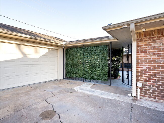 Building Photo - 9403 Timberside Dr