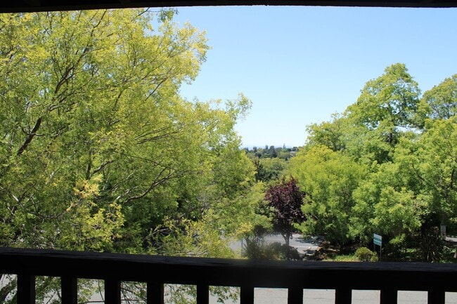 Building Photo - Bright 2 Bedroom, 2 Bathroom Condo, W/ Gar...