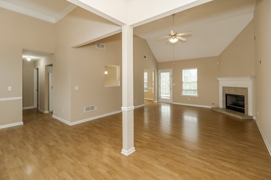 Building Photo - 465 Aristocrat Dr SW