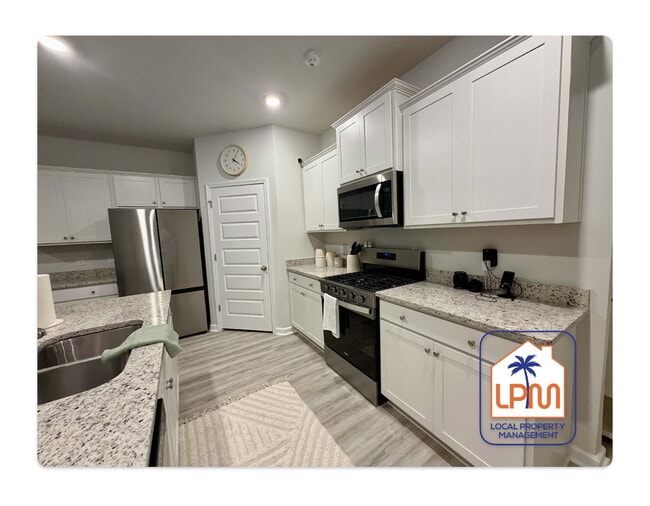 Building Photo - Rare find: **Furnished or Unfurnished**Utilities Included** 4-Bedroom 2-Bathroom Home at The Retr...