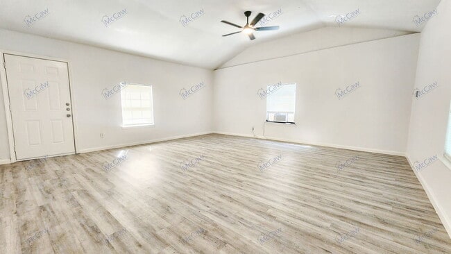Building Photo - 1911 Hillcrest Dr