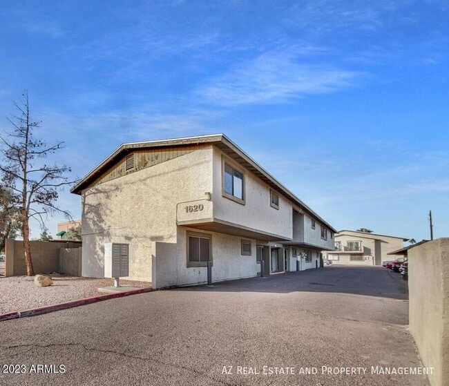 Building Photo - 1620 E Cambridge Ave