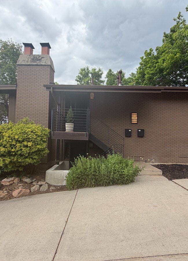 Building Photo - Foothill Dr