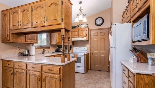 Building Photo - 3239 S Hemlock Ln