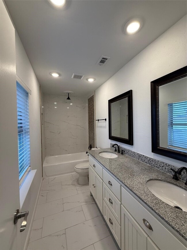 Building Photo - 2406 Lakefield Way