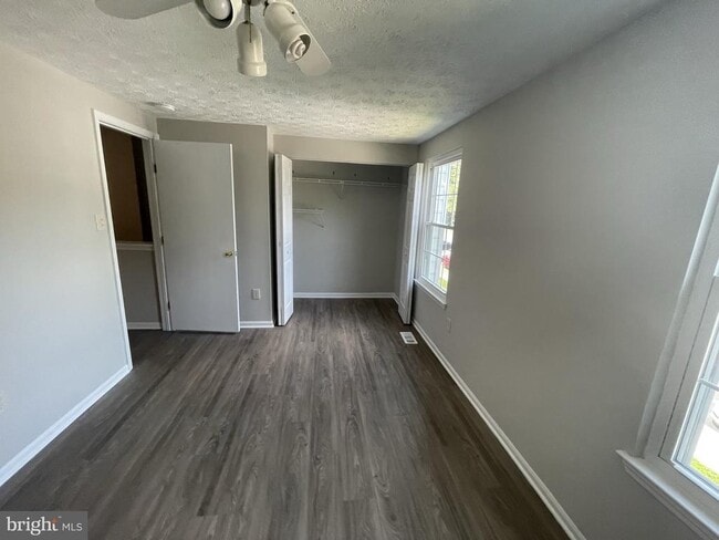 Building Photo - 9412 Chippenham Dr