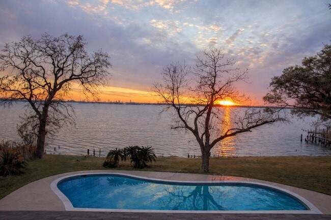 Building Photo - 5315 Bayway Dr