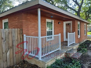 Building Photo - 4 Bedroom 2 Bath with Retro Flair!