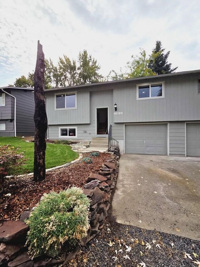 Building Photo - Gorgeous Renovated 3 Bed 2.5 Bath Townhome