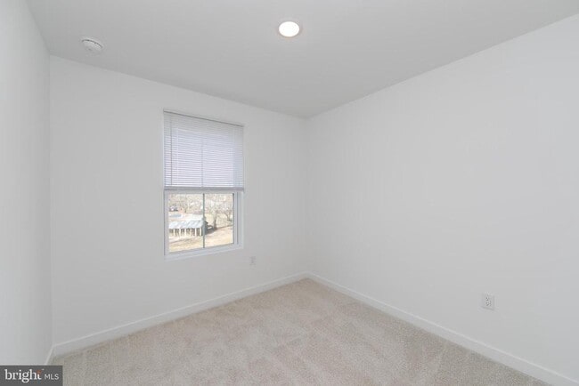 Building Photo - 65 Basswood St