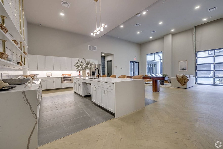 Building Photo - 415 E 2nd St S