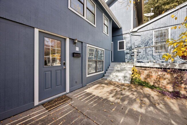 Building Photo - 604 Pressler St