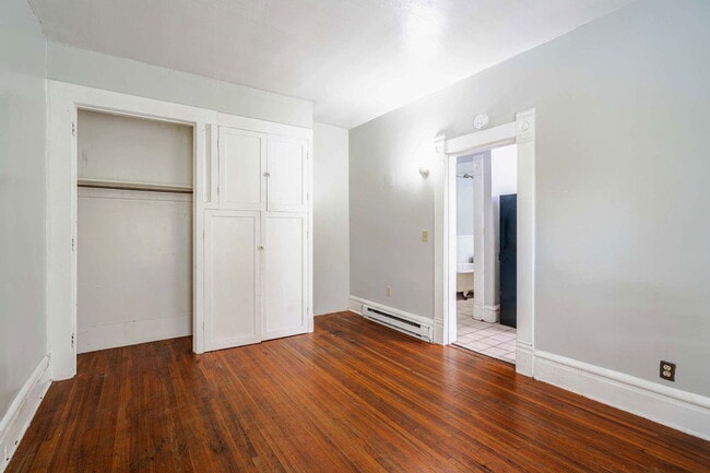 Building Photo - 246 1/2 W 5th Ave