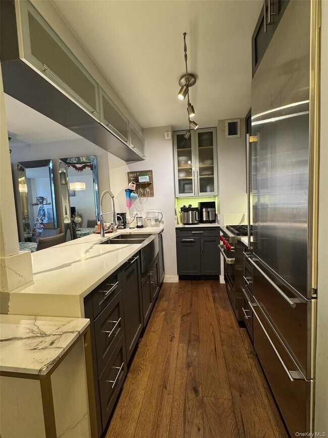 Building Photo - 275 W 96th St