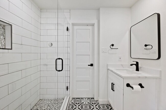 Building Photo - 8 BED 4 BATH Fully remodeled house in West...