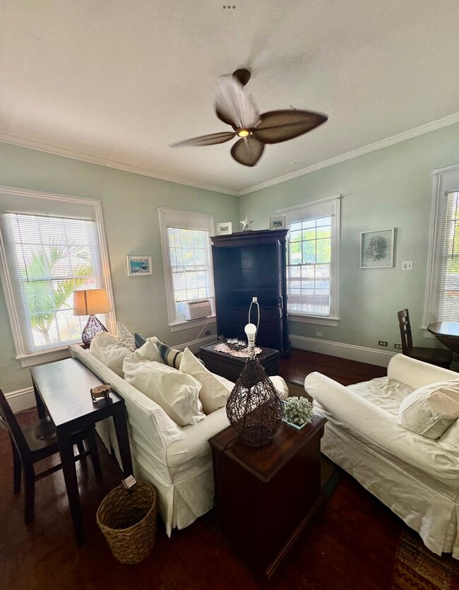 LivingRoom - 400 Simonton St