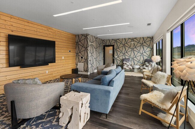 Building Photo - 221 E Oak St