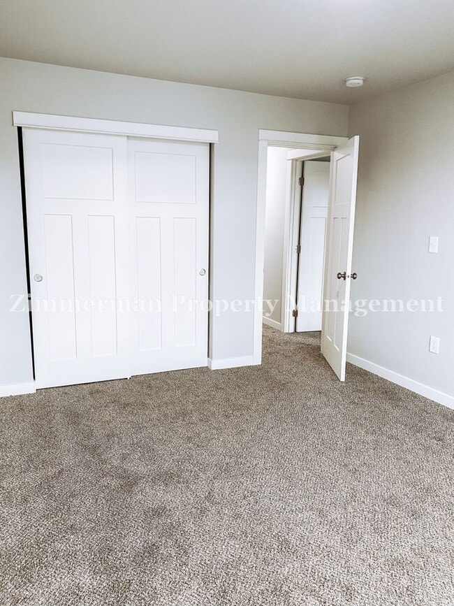 Building Photo - 3 Bedroom 2.5 Bathroom Townhome!
