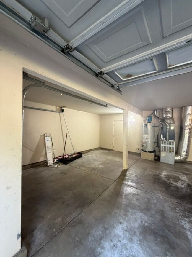 Building Photo - Beautiful Freshly Painted 3 Bedroom and 2 Bathroom Home in Carmichael $2,995.00 + Water