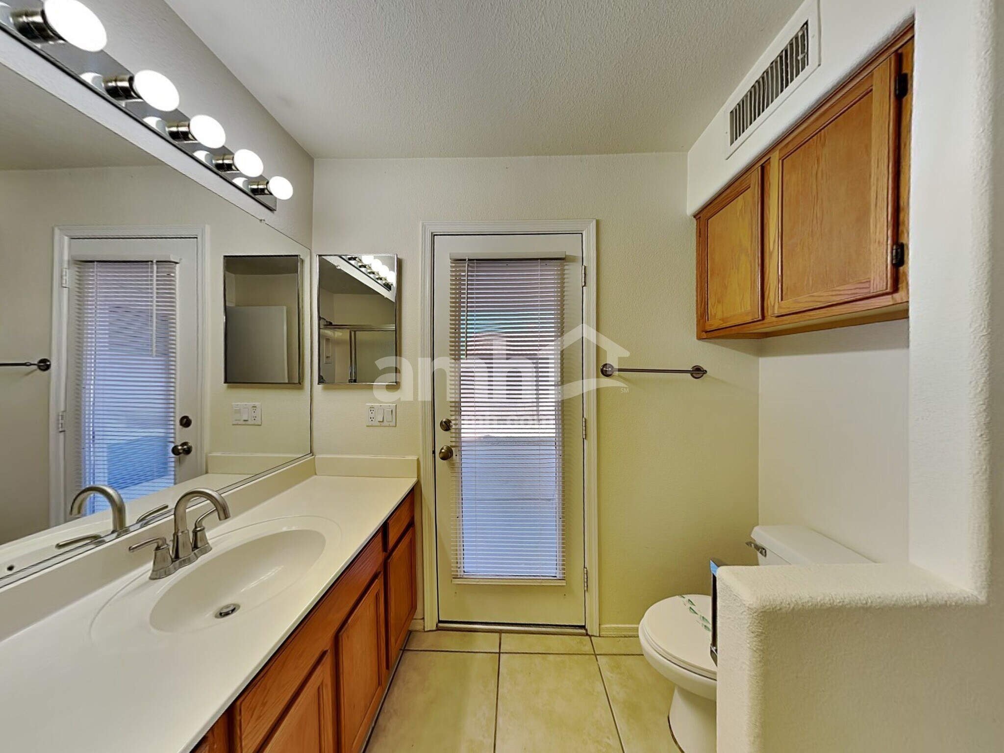 Building Photo - 1130 W Lark Dr