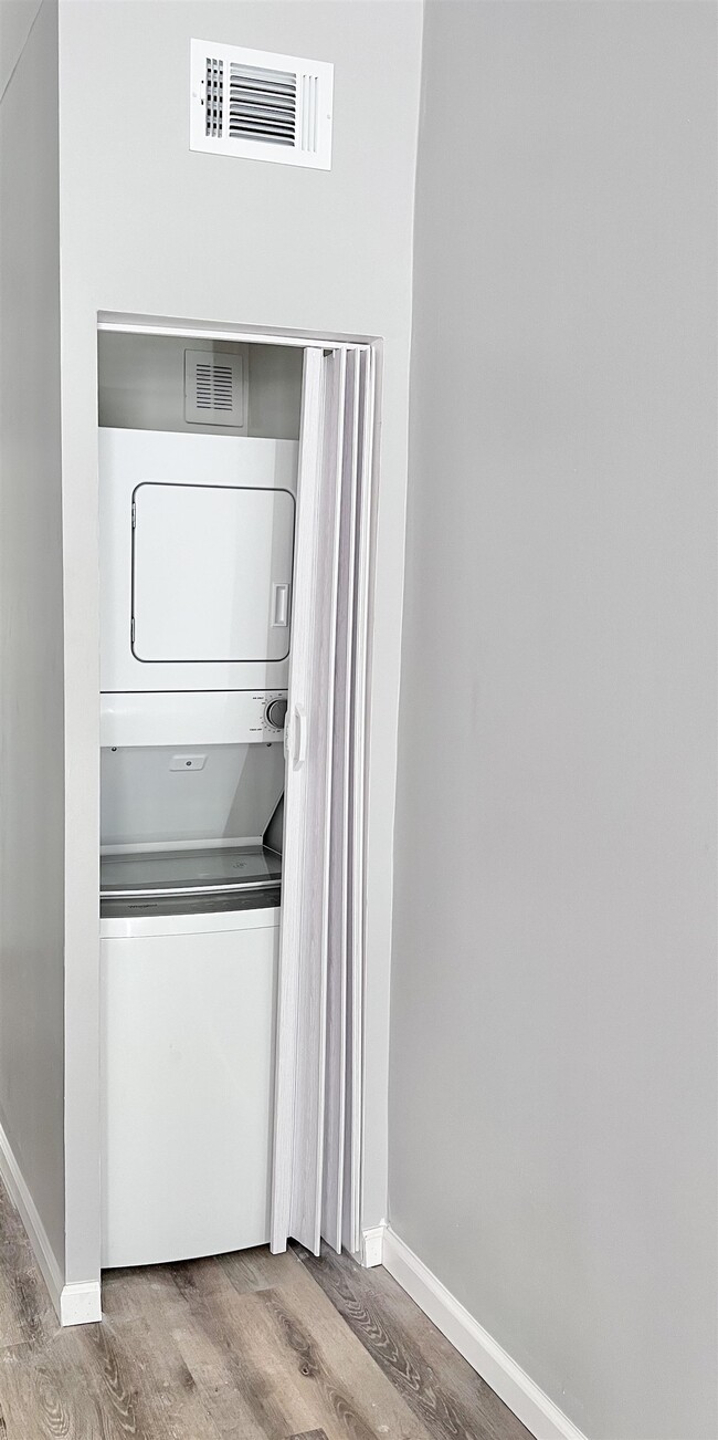 Building Photo - 722 W 6th Ave