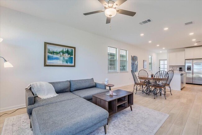 Building Photo - 802 Papaya Dr