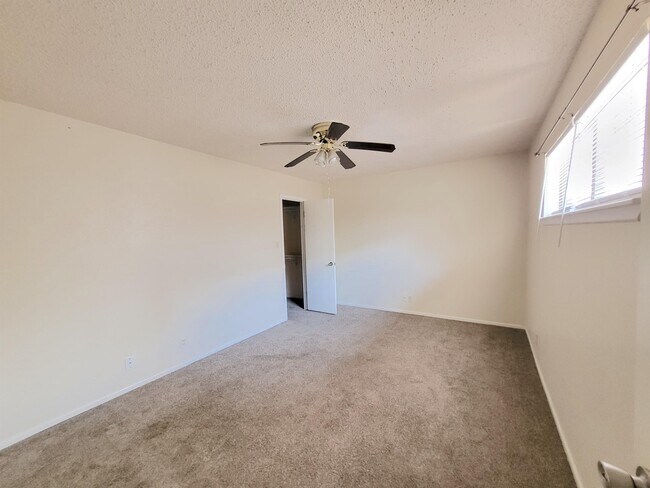 Building Photo - 4235 Siesta Ln