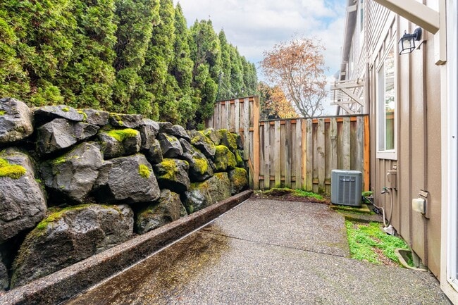 Building Photo - Beautiful Townhome in the Highly Desirable Oak Hills community!