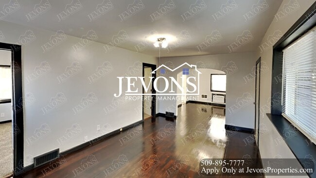 Building Photo - Embrace the cozy charms of this single-family home in Yakima's heart