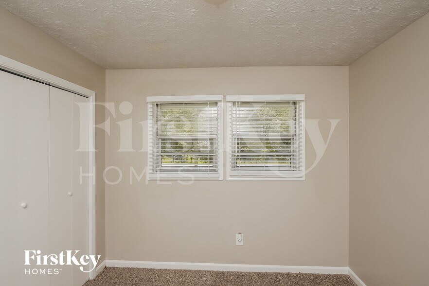 Building Photo - 2422 Chestnut Log Ln