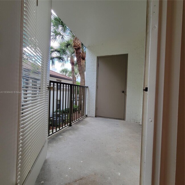 Building Photo - 550 S Park Rd