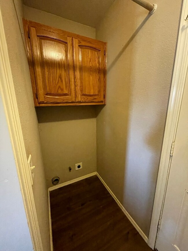 Building Photo - BIXBY SCHOOLS!! Charming Home w/fireplace.