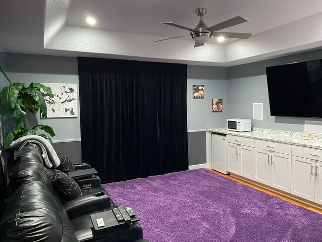 Building Photo - Sunset Lakes