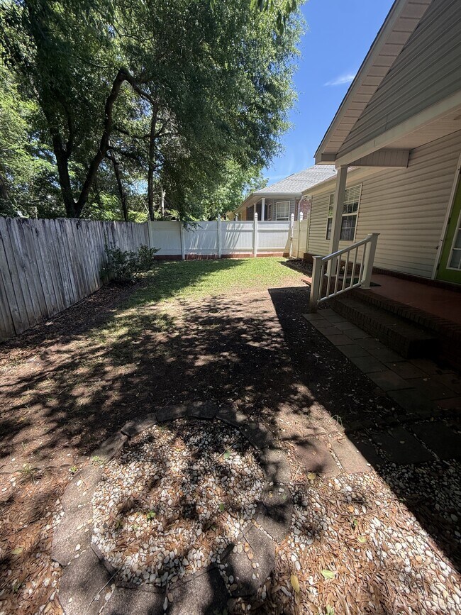 Building Photo - 210 S Idlewild Path