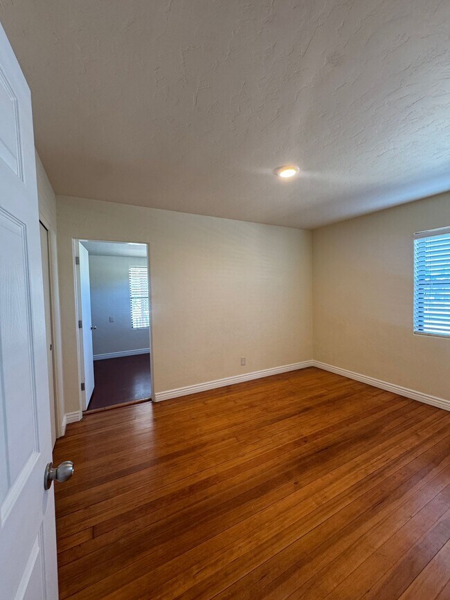 Building Photo - 902 S Fremont Ave