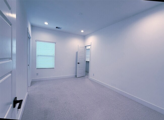 Building Photo - 1058 Mansfield St