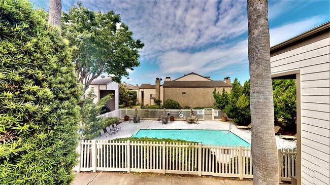Building Photo - 7037 N Holiday Dr