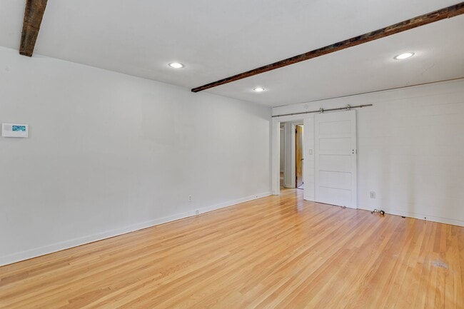 Building Photo - 3 bedroom, 2 bathroom in Northeast Jackson!