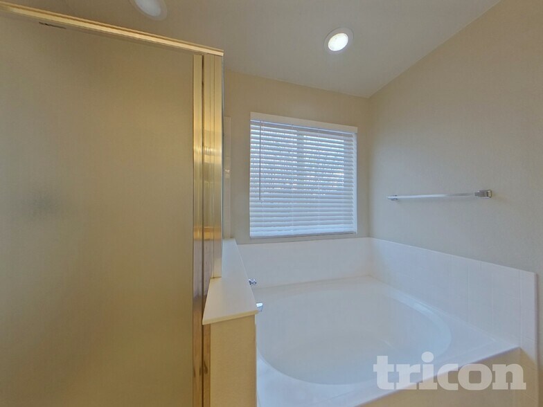 Building Photo - 1933 Prairie Hill Dr