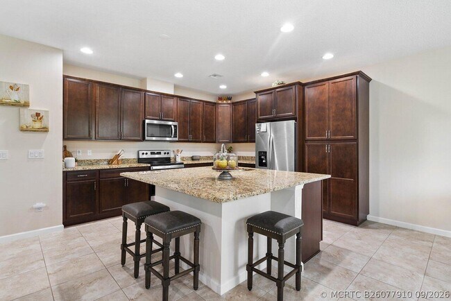 Building Photo - 16310 Oakview Dr