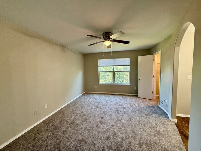 Building Photo - Large Springs Ranch 5 bedroom Close to Pow...