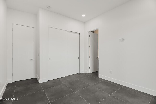 Building Photo - 5156 N 45th Pl