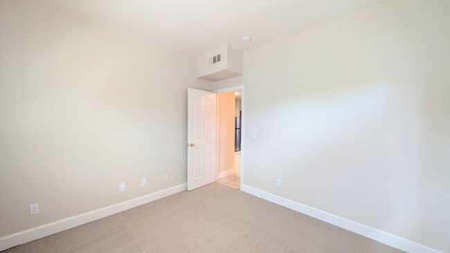 Building Photo - GREAT DOWNTOWN LOCATION!! GATED PARKING!