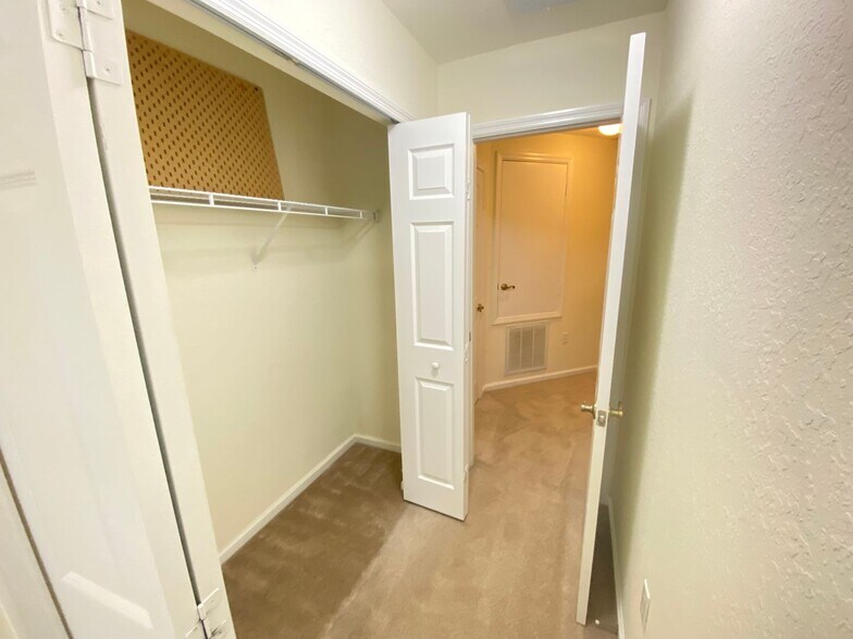 Building Photo - STONEBRIDGE LAKES 3 bed 2 1/2 bath