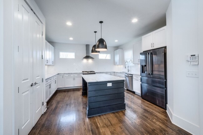 Building Photo - Lovely 3BE/3modern farmhouse is a sheer de...