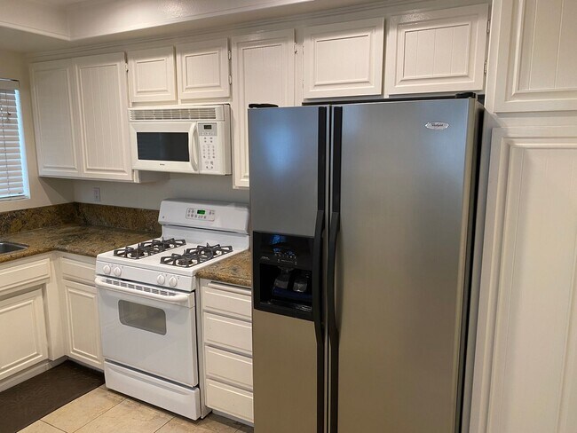 Building Photo - Spacious and Renovated Santa Monica Townho...